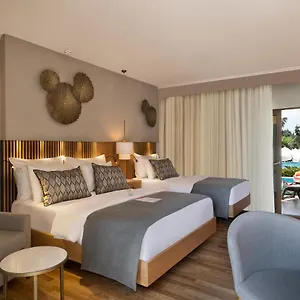 Deluxe Room Swim Up